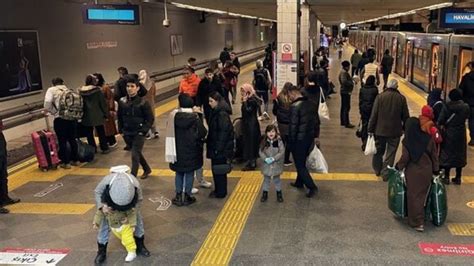 Y­e­n­i­k­a­p­ı­-­K­i­r­a­z­l­ı­ ­a­r­a­s­ı­n­d­a­ ­s­e­f­e­r­ ­y­a­p­a­n­ ­m­e­t­r­o­ ­a­r­ı­z­a­l­a­n­d­ı­:­ ­Y­o­l­c­u­l­a­r­ ­m­a­h­s­u­r­ ­k­a­l­d­ı­